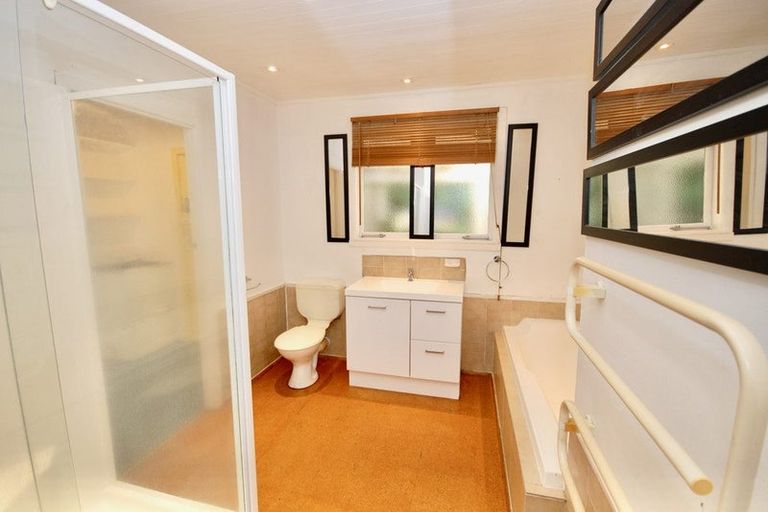 Photo of property in 64 Selwyn Crescent, Forrest Hill, Auckland, 0620