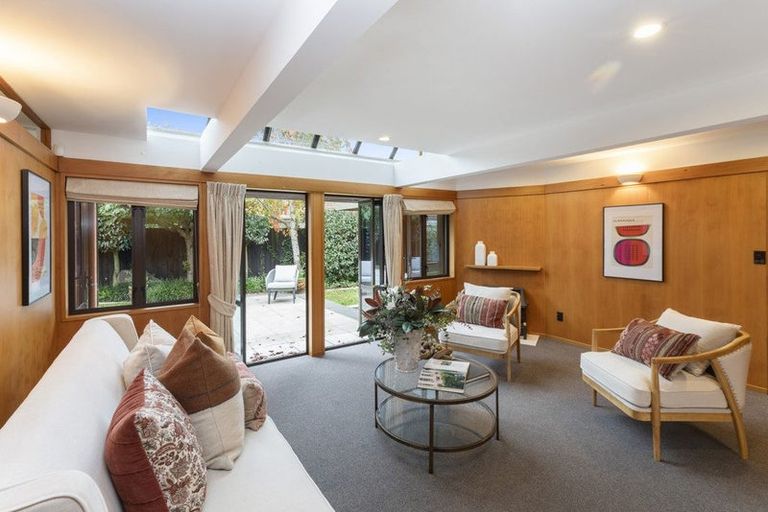 Photo of property in 16 Kent Lodge Avenue, Avonhead, Christchurch, 8042