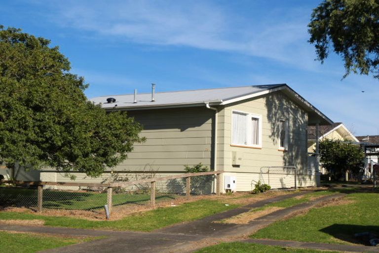 Photo of property in 2 Penderford Place, Mangere East, Auckland, 2024
