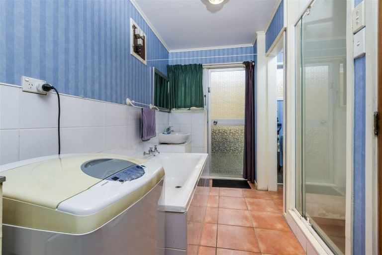 Photo of property in 2/3 Lambrown Drive, Totara Vale, Auckland, 0629