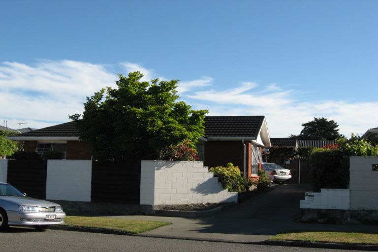 Photo of property in 2/21 Broadfell Avenue, Avonhead, Christchurch, 8042