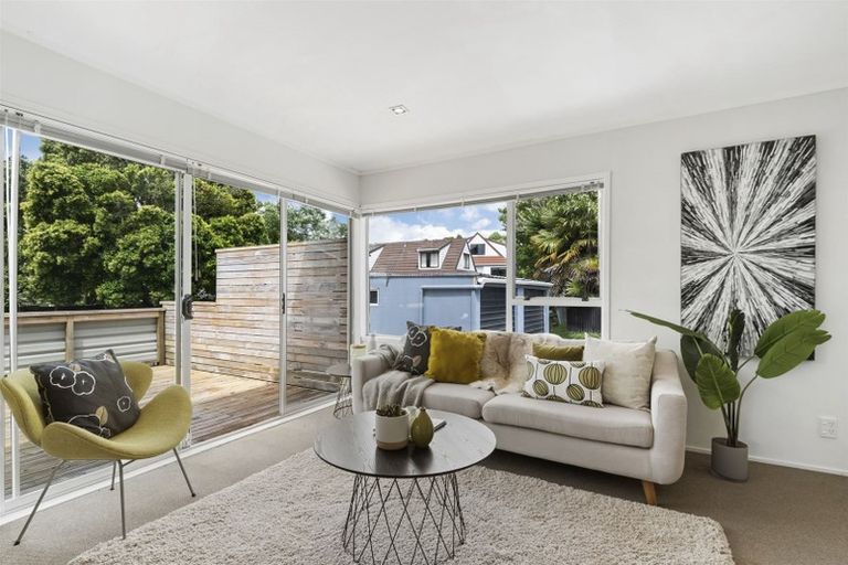 Photo of property in 2/5 Mannering Place, Hillcrest, Auckland, 0627