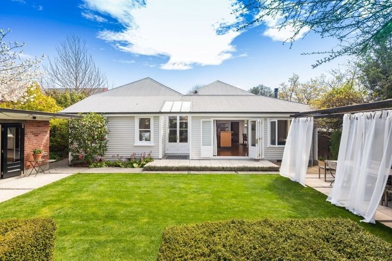 Photo of property in 42 Holly Road, St Albans, Christchurch, 8014