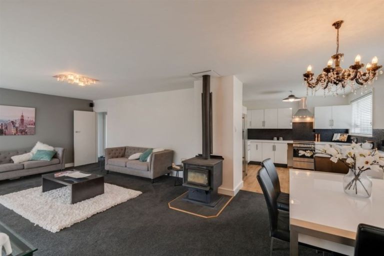 Photo of property in 43 Dunedin Street, Redwood, Christchurch, 8051