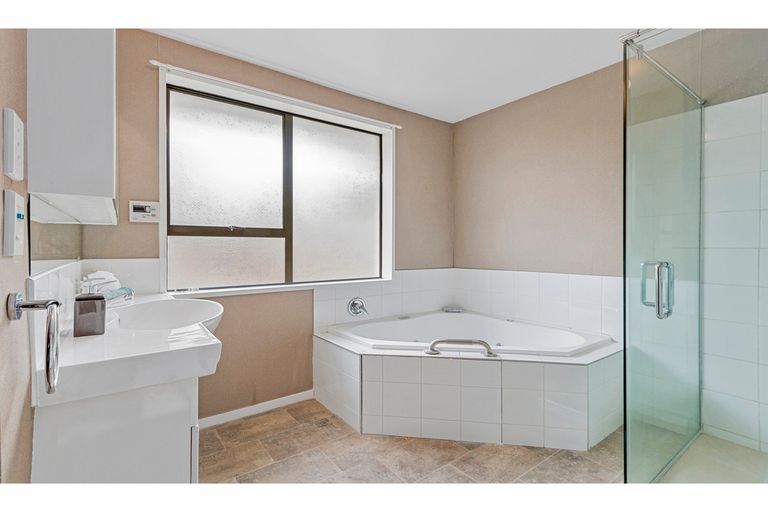 Photo of property in 28 Montclare Avenue, Ilam, Christchurch, 8041