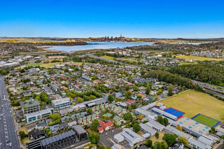 Photo of property in 1/52 Taharoto Road, Takapuna, Auckland, 0622