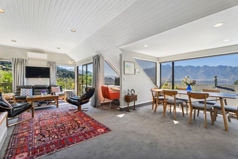 Photo of property in 7 Wynyard Crescent, Fernhill, Queenstown, 9300