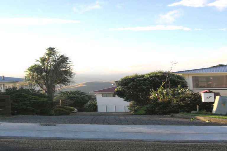 Photo of property in 37 Carluke Street, Paparangi, Wellington, 6037