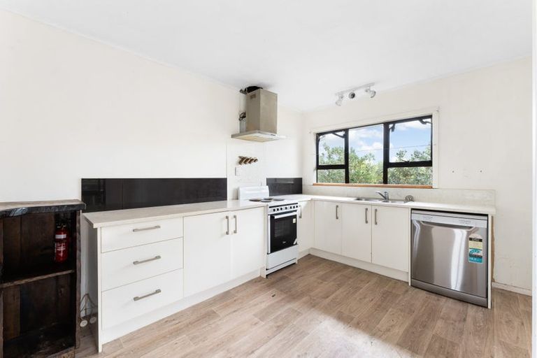 Photo of property in 17 Kirrie Avenue, Te Atatu South, Auckland, 0610