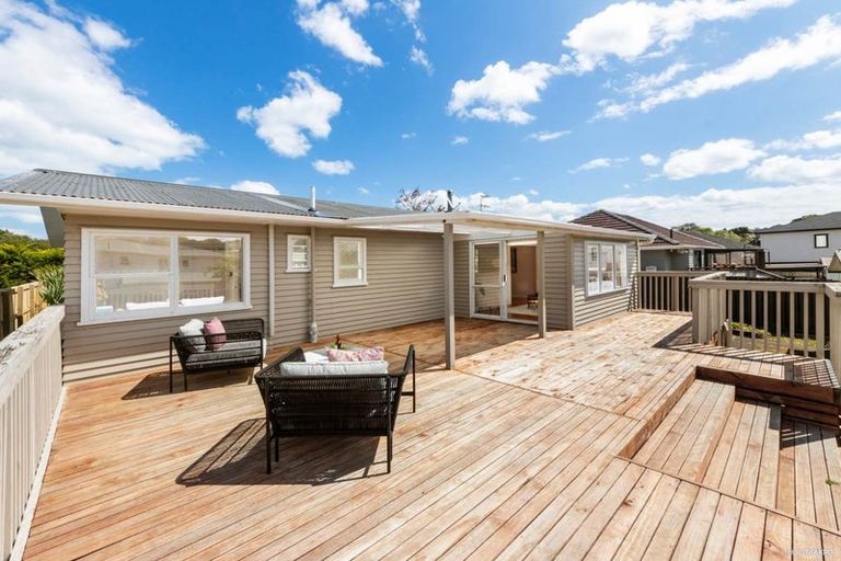 Photo of property in 24 La Rosa Street, Green Bay, Auckland, 0604