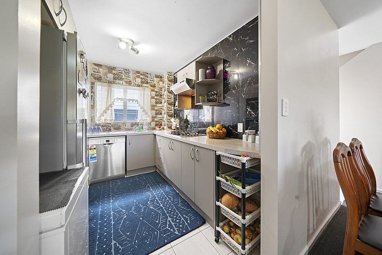 Photo of property in 28/3 Hulme Place, Henderson, Auckland, 0612