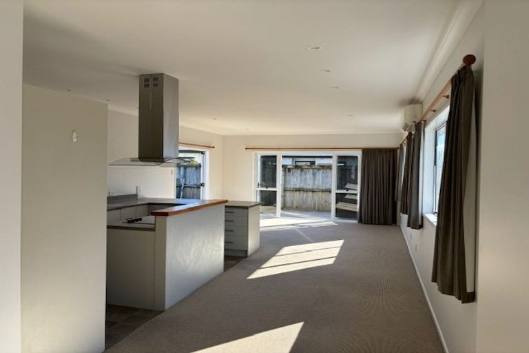 Photo of property in 18 Queens Road, Glen Avon, New Plymouth, 4312