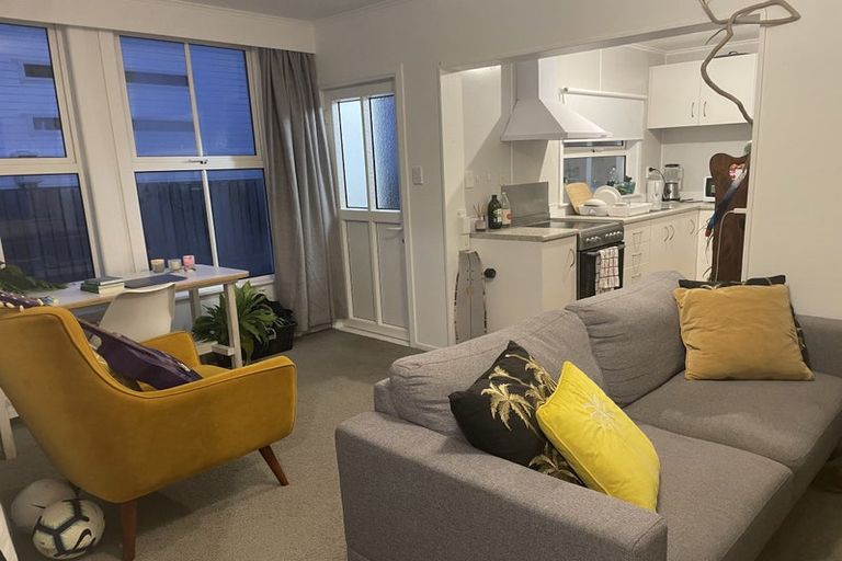 Photo of property in 118 Lyall Parade, Lyall Bay, Wellington, 6022