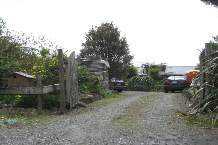 Photo of property in 23 Te Ahuahu Road, Piha, New Lynn, 0772