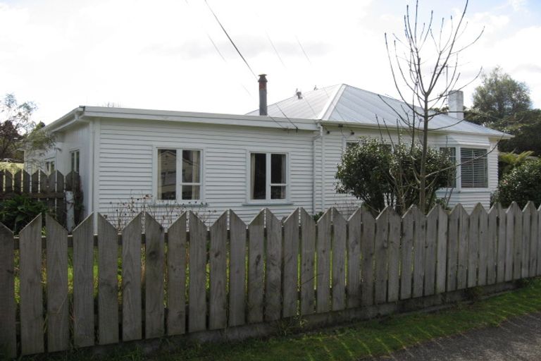 Photo of property in 4 Gibbs Crescent, Wainuiomata, Lower Hutt, 5014