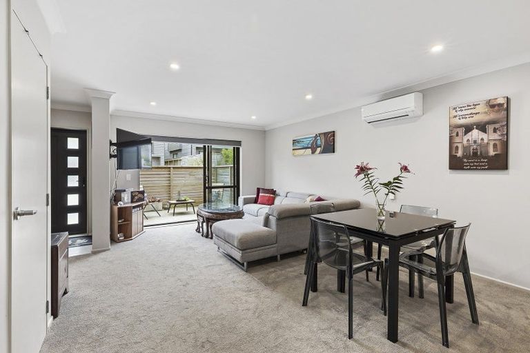 Photo of property in 19 Brindle Way, Newlands, Wellington, 6037