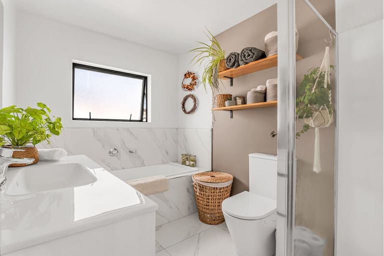 Photo of property in 1 Nga Waka Place, Mangere, Auckland, 2022