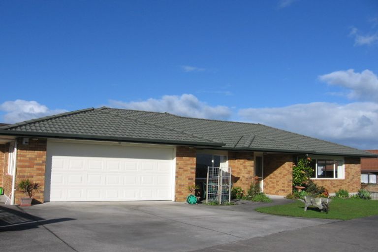 Photo of property in 32 Ewhurst Place, Goodwood Heights, Auckland, 2105