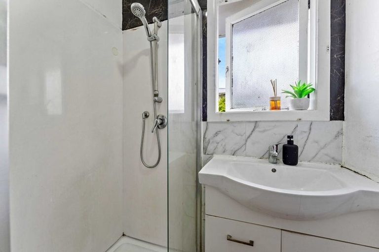 Photo of property in 48 Amberley Avenue, Te Atatu South, Auckland, 0610