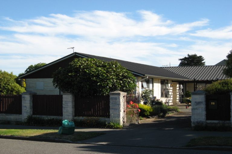 Photo of property in 25 Broadfell Avenue, Avonhead, Christchurch, 8042