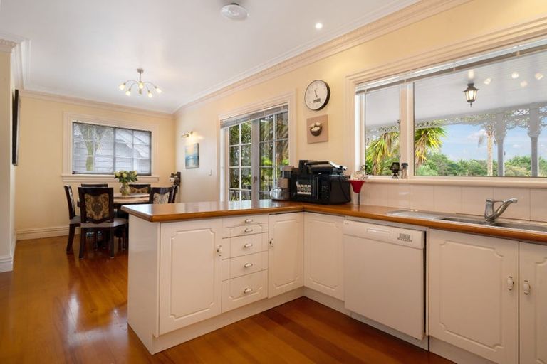 Photo of property in 112 Motu Road, Kumeu, 0891