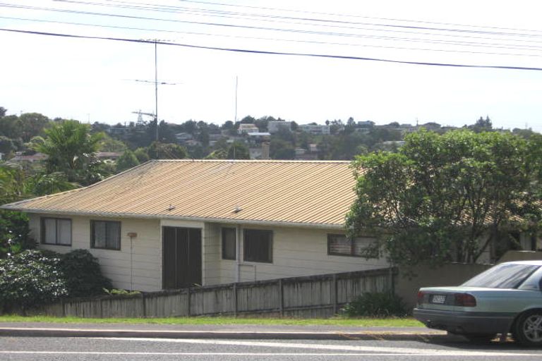 Photo of property in 379 Wairau Road, Totara Vale, Auckland, 0629