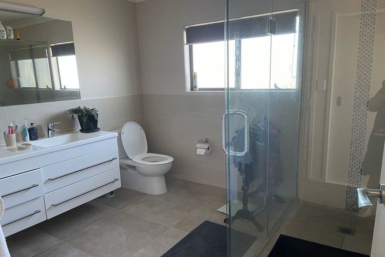 Photo of property in 2 Crispe Road, Clarks Beach, 2122