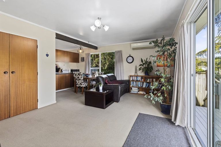 Photo of property in 11b Florio Terrace, Tawa, Wellington, 5028
