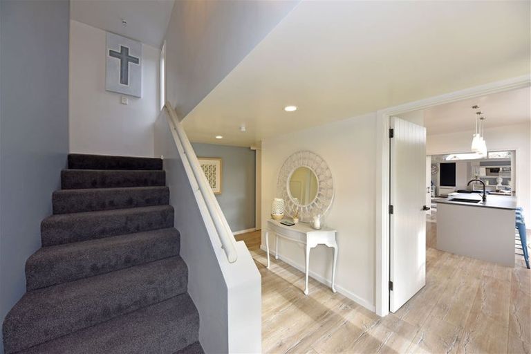 Photo of property in 18 Lombard Place, Avonhead, Christchurch, 8042