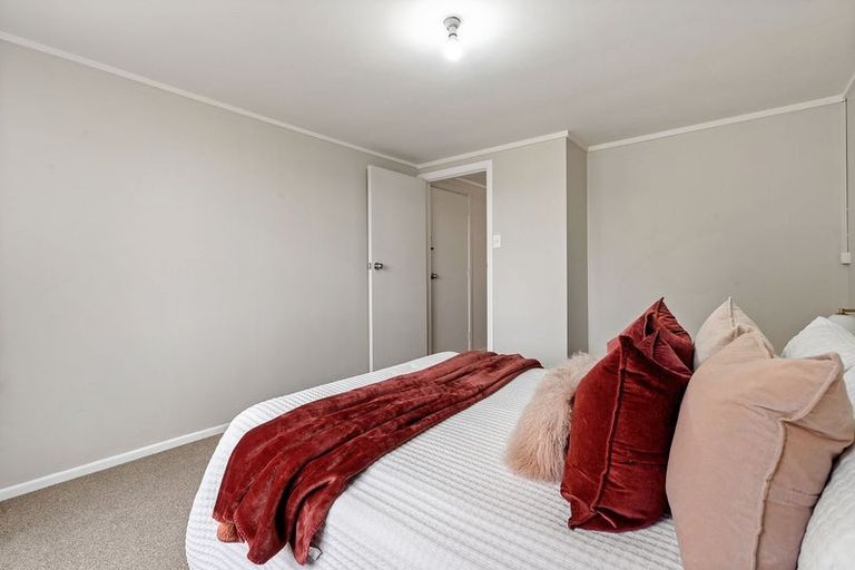 Photo of property in 1/15 Bloomsbury Grove, Newlands, Wellington, 6037