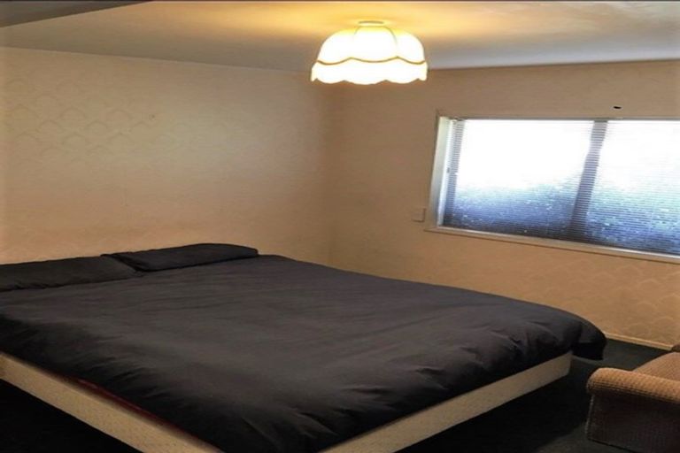 Photo of property in 1 Bosnyak Drive, Te Atatu South, Auckland, 0610