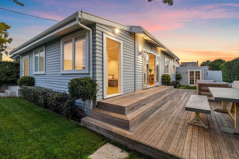 Photo of property in 24 Walmer Road, Point Chevalier, Auckland, 1022