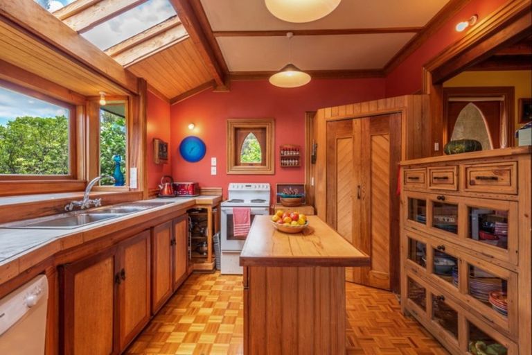 Photo of property in 39 Airlie Road, Plimmerton, Porirua, 5026