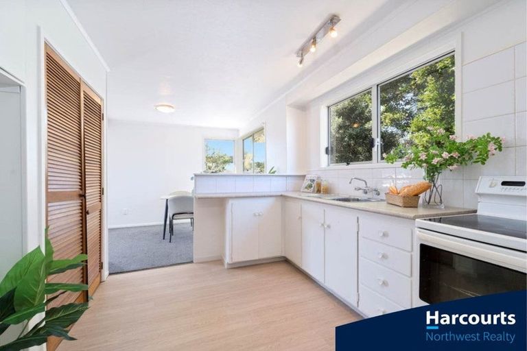 Photo of property in 16 Glen Road, Ranui, Auckland, 0612