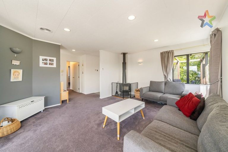 Photo of property in 21 Jasmine Grove, Maungaraki, Lower Hutt, 5010