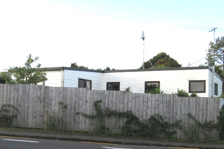 Photo of property in 2/136 Triangle Road, Massey, Auckland, 0614