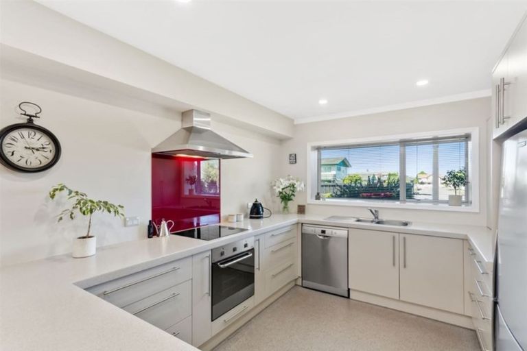 Photo of property in 39 Crofton Road, Harewood, Christchurch, 8051