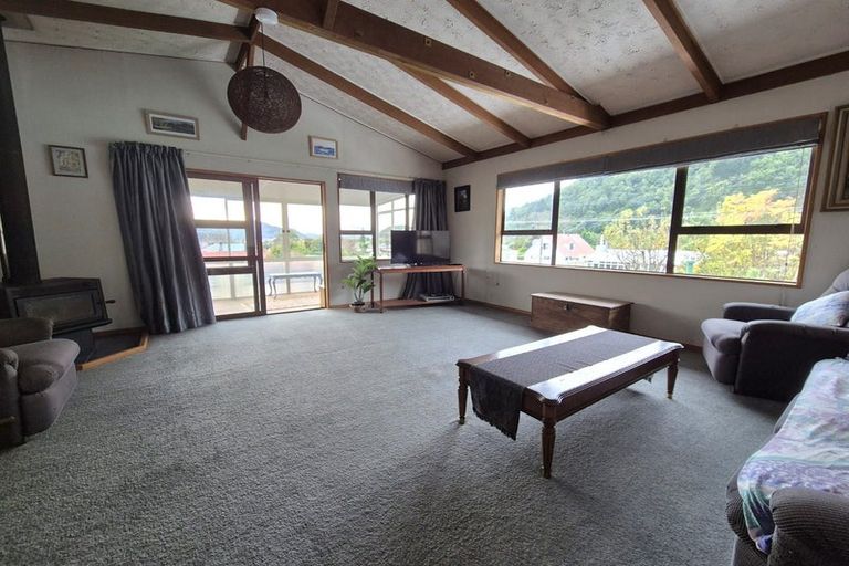 Photo of property in 73 Devon Street, Picton, 7220