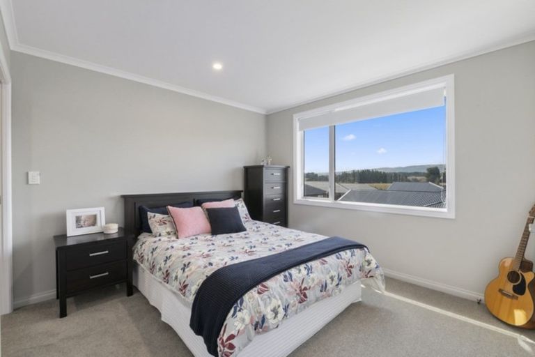 Photo of property in 124 Johnstone Drive, Fitzherbert, Palmerston North, 4410