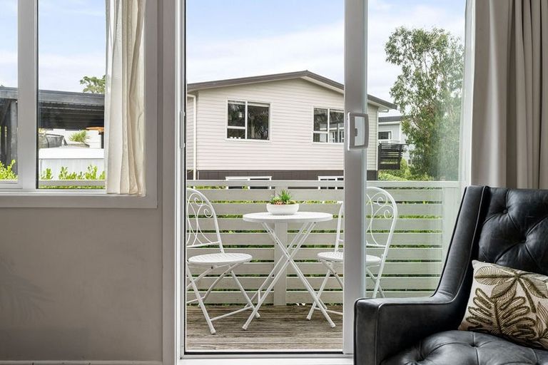 Photo of property in 1/15 Bloomsbury Grove, Newlands, Wellington, 6037