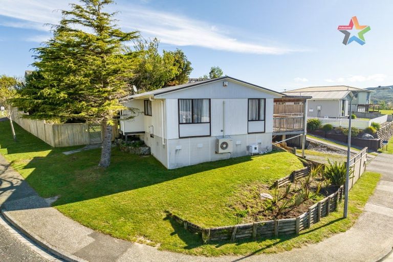 Photo of property in 1 Mcmanaway Grove, Stokes Valley, Lower Hutt, 5019