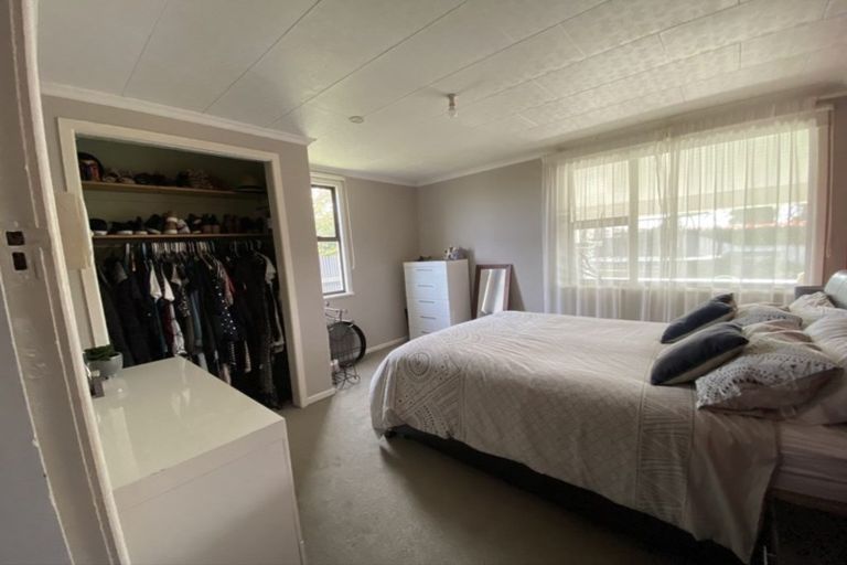 Photo of property in 5 Kitchener Street, Eltham, 4322