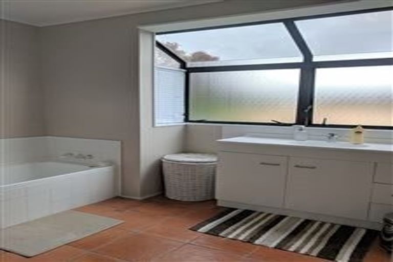 Photo of property in 2/41 Radiata Lane, Chatswood, Auckland, 0626