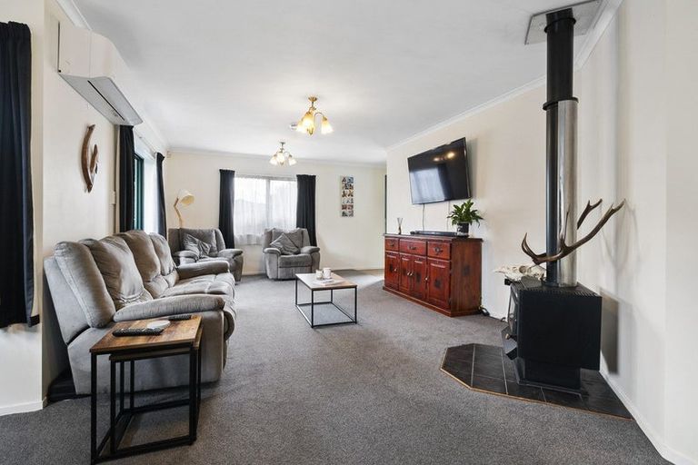 Photo of property in 71 Hillcrest Drive, Kelvin Grove, Palmerston North, 4414