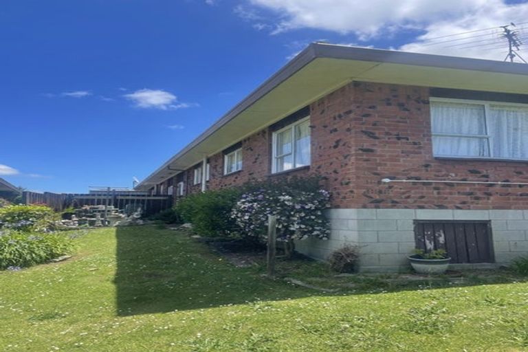 Photo of property in 2/6 Sunshine Place, Papakura, 2110
