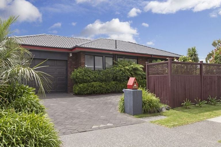 Photo of property in 1 Sheffield Place, Botany Downs, Auckland, 2010