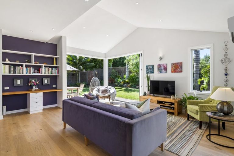 Photo of property in 8 Tree Fern Trail, Campbells Bay, Auckland, 0630