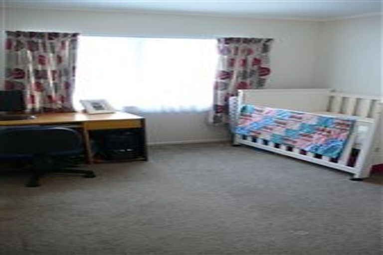 Photo of property in 1/23 Pavola Grove, Glenfield, Auckland, 0629