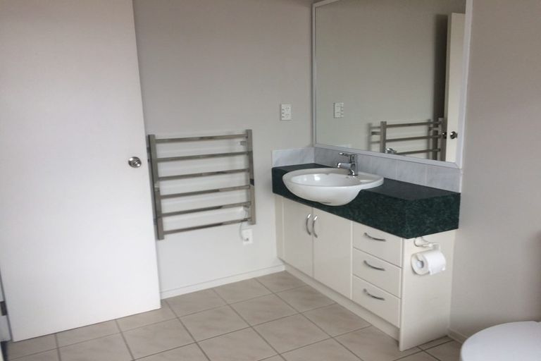 Photo of property in 2/39 Church Street, Northcote Point, Auckland, 0627