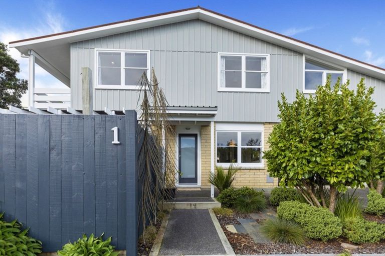 Photo of property in 1 Clematis Grove, Maungaraki, Lower Hutt, 5010
